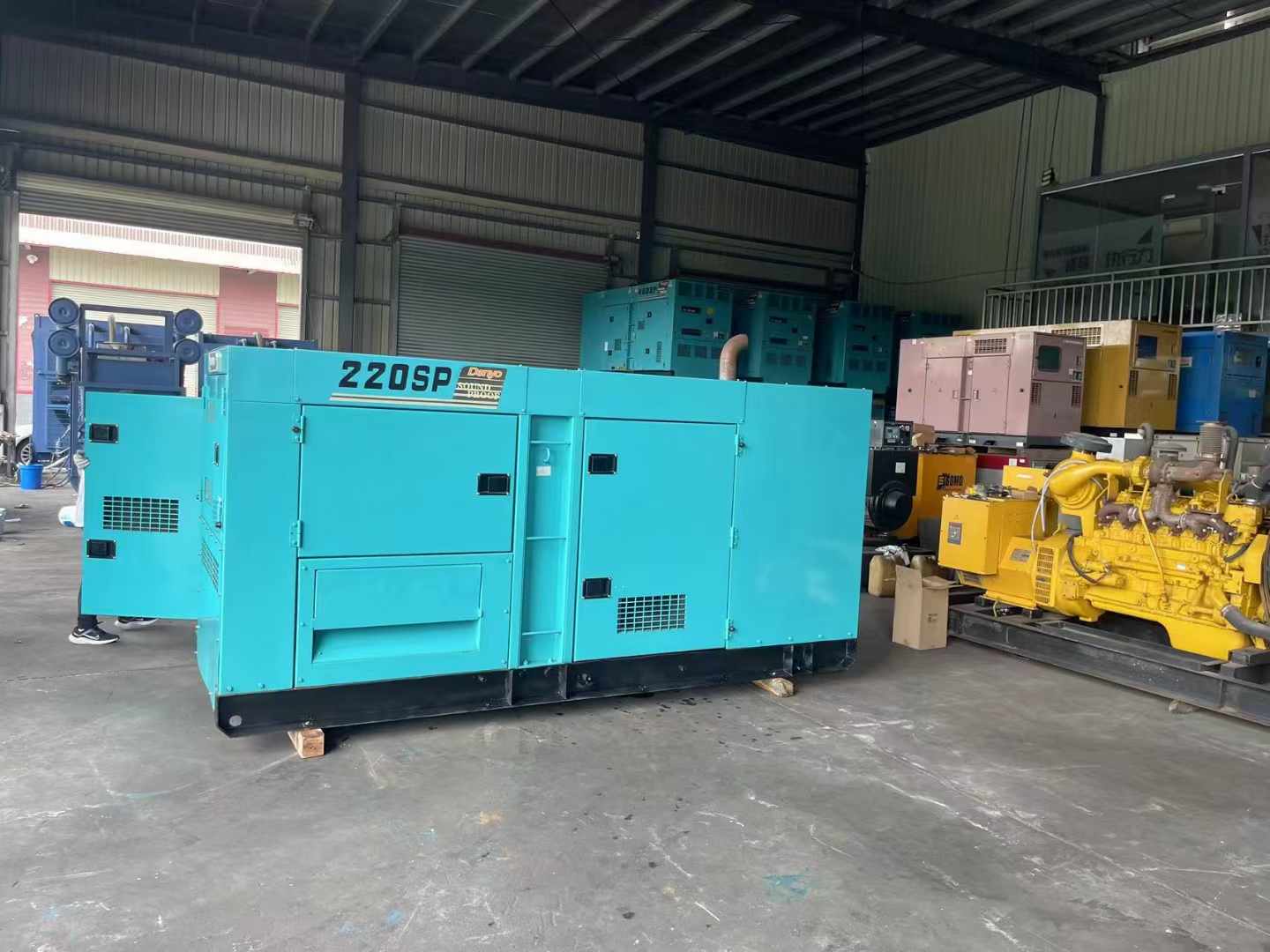 尖峰镇800kW 柴油发电机的输出电流波动范围是多少？