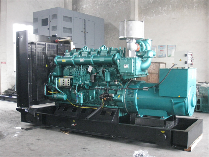 尖峰镇200KW 柴油发电机的油耗是多少？