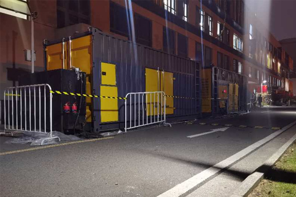 尖峰镇柴油发电机组的输出电压是如何调节的？