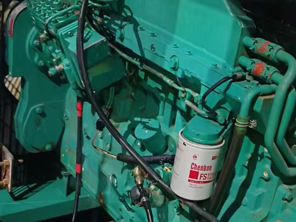 尖峰镇如何确定新的发电机组控制系统是否与原系统兼容？