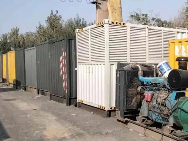 尖峰镇200KW柴油发电机机组每小时油耗是多少？