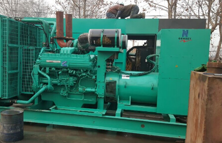 尖峰镇发电机组如何判断水冷式机油散热器内部是否需要清洗？